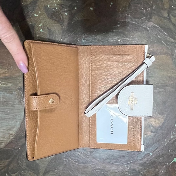 Coach Tech Wallet Crossgrain Leather in Bone with Goldtone details - Picture 3 of 6
